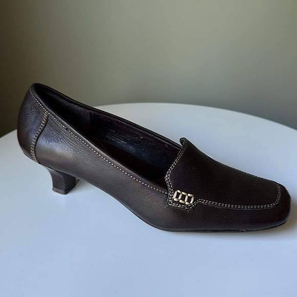 What’s What by Aerosoles Brown Kitten Heel Pump Square Toe Stiching Detail Flaws - Picture 1 of 10